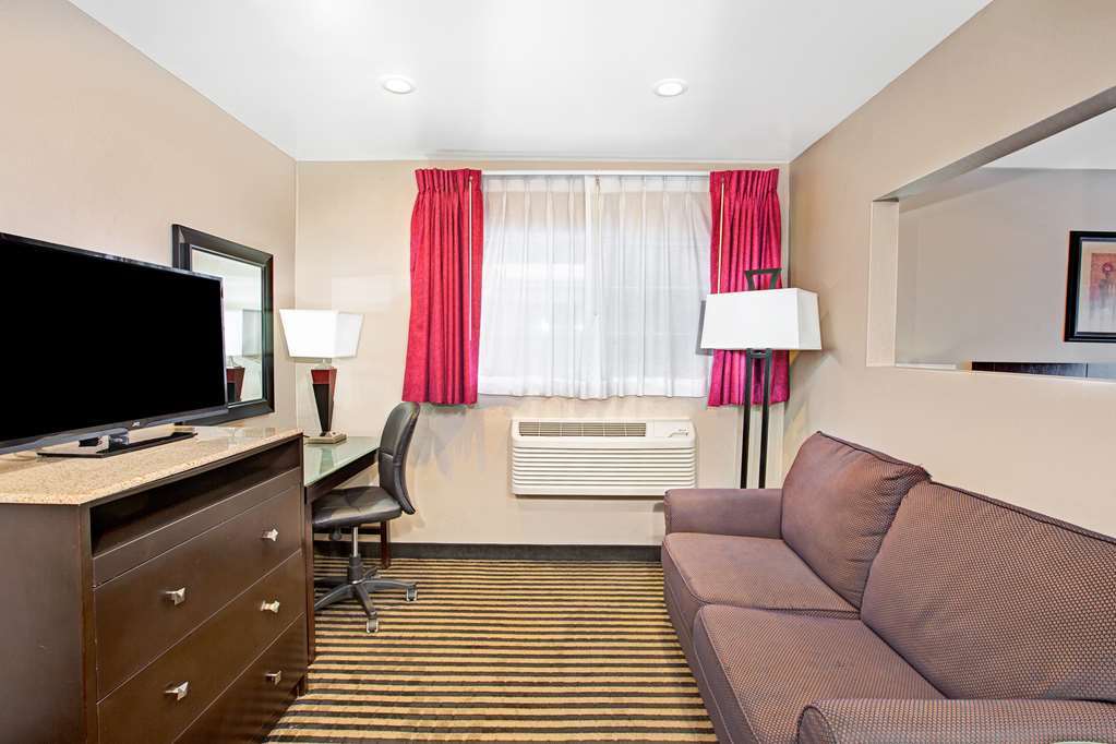Ramada By Wyndham Marina Del Rey Hotel Room photo